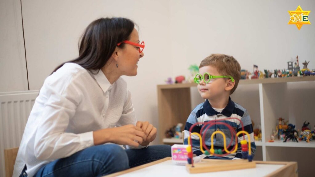 Chuyên viên trị liệu đang hướng dẫn trẻ rối loạn phổ tự kỷ trong buổi can thiệp sớm