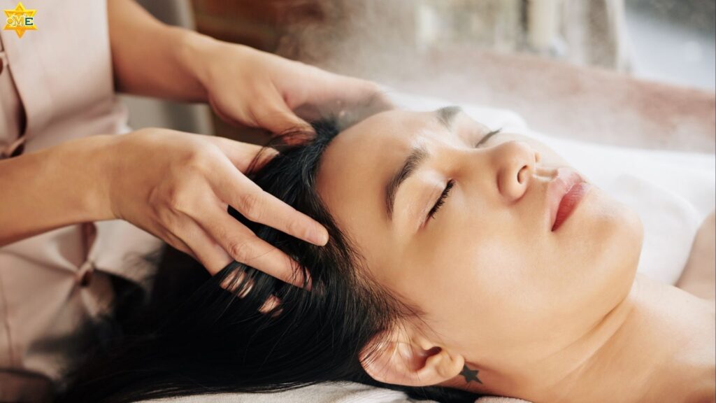 Massage đầu giúp lưu thông máu não, giảm đau đầu và cải thiện tinh thần.