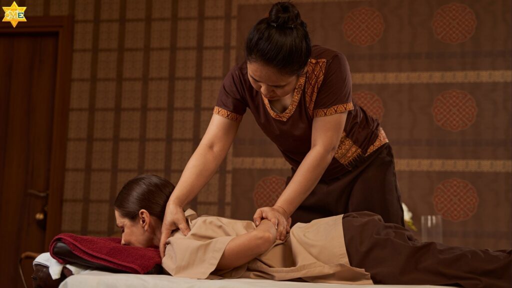 Massage Thái giúp kéo giãn cơ và phục hồi khí huyết.