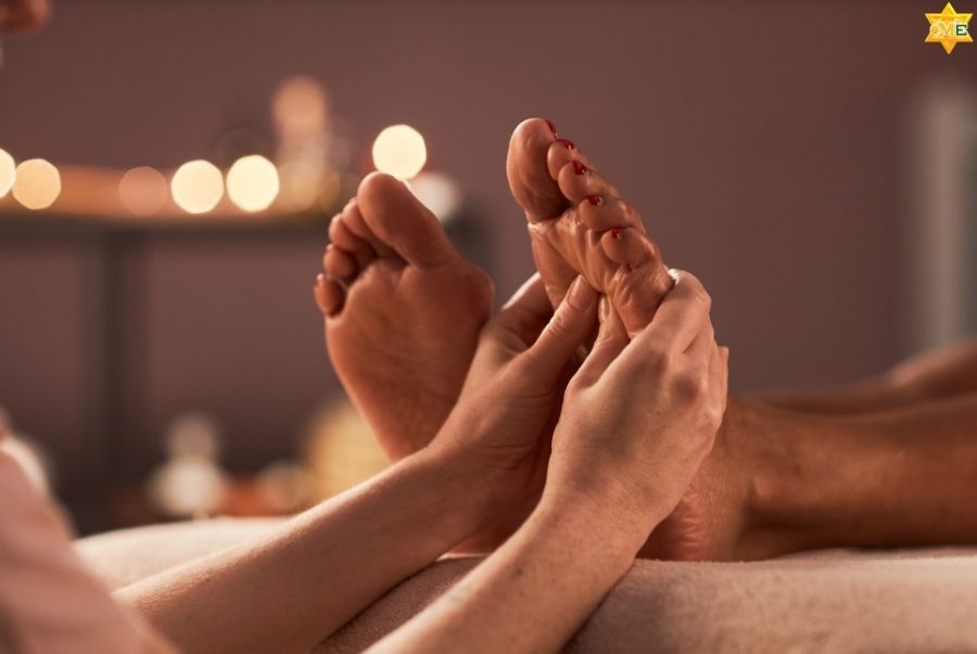 Vuốt và bẻ nhẹ ngón chân cái