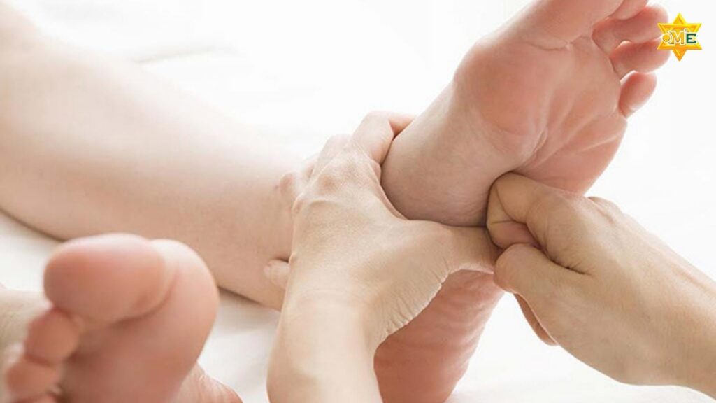 Thực hiện massage chân tại nhà đều đặn