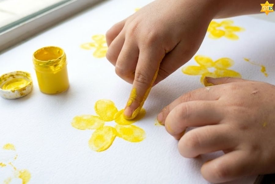 Một trong những gợi ý vẽ tranh tết đơn giản nhất mà bất kỳ bé nào cũng có thể thực hiện thành công chính là vẽ bao lì xì. Cách thực hiện rất dễ dàng: Bạn chỉ cần hướng dẫn bé phác họa một hình chữ nhật đứng kết hợp với nắp hình thang ở trên. Sau đó tô màu đỏ rực rỡ và điểm thêm một chữ "Phúc" hoặc hình thỏi vàng ở giữa. Chỉ vài bước cơ bản là bé đã hoàn thành một tác phẩm vẽ tranh tết đơn giản đẹp và mang đậm không khí xuân.